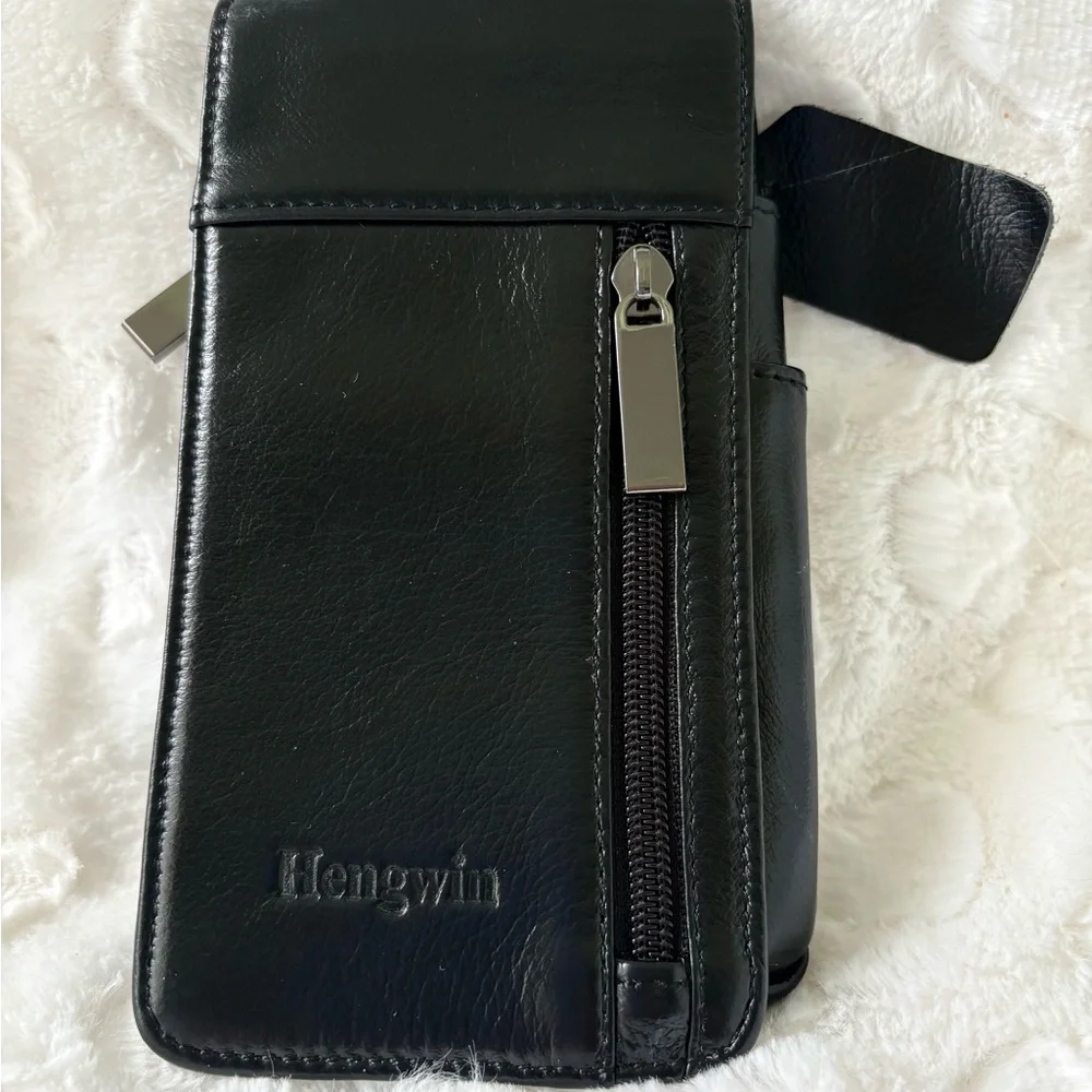 Hengwin Black Leather Vertical Cell Phone Holster. Excellent condition.